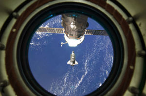 國際空間站與太空梭進行對接