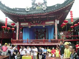 村民爭相觀看“如意娘娘”省親迎親儀式