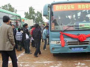 區政府在湖泗中學舉行安全校車開通儀式