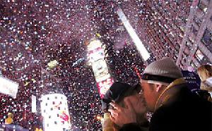 新年鐘聲敲響時，紐約帝國大廈下情侶擁吻