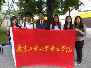 華立學生同劉增文大使合照