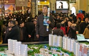 2009年的上海房交會上，房價令普通購房者陷入觀望中。