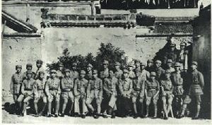（圖）1938年參加井岡山鬥爭的部分同志在延安：一排左二譚冠三