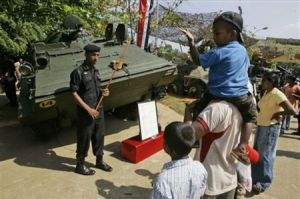 2月9日，連戰連勝的斯里蘭卡政府軍在首都科倫坡舉行裝備展覽。圖為軍方展示的85式裝甲車。