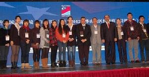 華南美國商會會長與華立學生代表合影