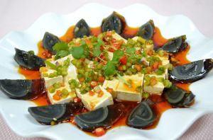 青椒皮蛋拌豆腐 青椒皮蛋拌豆腐