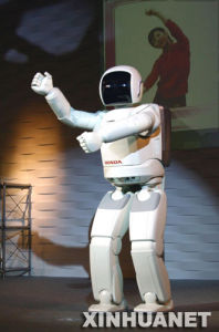 東京國立科學博物館機器人“阿西莫”在投影儀播放的錄像指導下跳舞