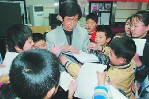 劉玉民接受小朋友的簽名要求