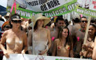美婦女裸露乳房海灘遊行 爭取女性“上空權”
