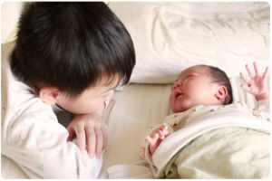 俯視著弟弟的哥哥