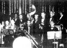 嚴折西(前排右一)在英租界工部局交響樂隊