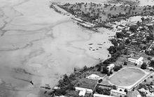 　尼日河上的黑色油污在空中清晰可見