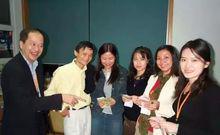 管理層與員工慶祝公司跨越首個財務里程碑