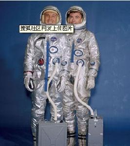 美國太空人格斯&middot;格里遜(左)和約翰&middot;楊於1965年3月進行了首次雙子座飛船飛行任務。