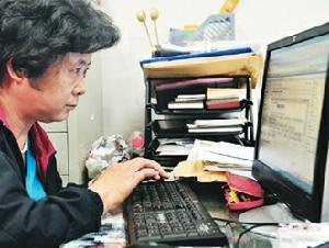 柏萬青學習打字和發郵件