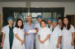 知音蕊麗毛髮移植團隊與顧客在一起