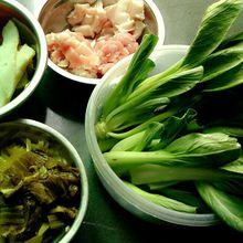 車白花甲酸菜瘦肉麵