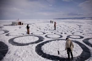 藝術家們正在冰面上創作
