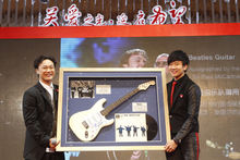 32萬拍得The Beatles御用吉他
