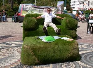 英國修建室外巨型“綠色沙發”