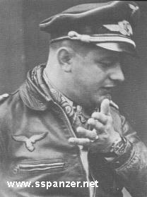 大概體力運動太少,聯隊長發福了