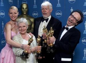 (左起)最佳女主角獎獲得者格溫尼絲·帕爾特羅、 最佳女配角朱迪·丹馳、最佳男配角詹姆士·庫伯恩、最佳男主角羅伯托·貝里尼