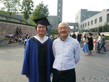 劉筱靜和陳平老師在畢業典禮上