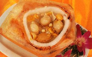 菜 名： 椰青珍珠鮑 主 料： 珍珠鮑750克，椰青5個。 配 料： 鮮百合、鮮芡實、發好白果、熟芋粒各100克。椰醬100克，上湯1000克，白糖、味素、精鹽各5克。 做 法： 1．珍珠鮑去殼刷洗乾淨。椰青對開，椰汁倒出，椰殼放進蒸籠蒸約20分鐘取出待用(用作盛器)。百合、芡實、白果分別倒入鑊里煨滾一下倒出。2．燒鑊倒入上湯、椰醬、椰汁、鮑魚、百合、芡實、白果、芋粒，同煮約5分鐘後，調味，再分裝入椰殼內，然後封上竹絲紙即成。 特 點： 椰香濃郁，微甜。 備 註： 蒸椰青火候以椰肉能脫離、色澤潔白為準。