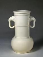 德化窯白釉象耳弦紋尊 德化窯白釉象耳弦紋尊