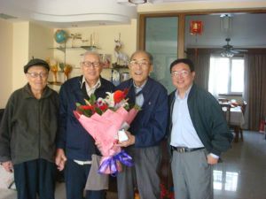 楊福生（左二）