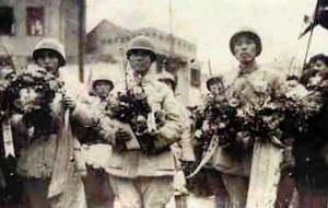 解放軍受到重慶人民熱烈歡迎