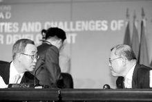 聯合國秘書長潘基文(前左)