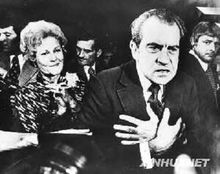 4月30日，尼克森水門事件辭職