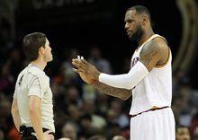 馬克·普萊斯與勒布朗·詹姆斯交談