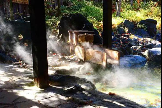 在日本流傳著一句民謠,草津的溫泉,除了相思病什麼都能治