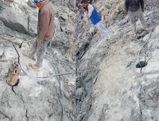 機械化靜態爆破施工技術:靜爆牌超級液壓岩石分裂機 機械化靜態爆破施工技術:靜爆牌超級液壓岩石分裂機