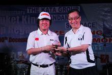 船東王濱（左）