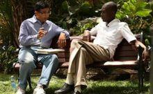 喬治&middot;歐巴馬(右)接受採訪