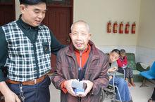 義工參觀敬老院，陪老人們聊天