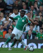 萊昂(後者)在和對方球員拼搶