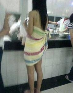 浴巾打飯女 浴巾打飯女