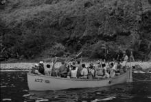男人們搭乘美軍小艇離開安納塔漢島