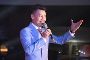 萬喜[四川電視台主持人、演員、巴蜀笑星]