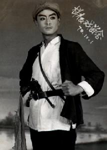 唱得不好，形象好，看咱“縣委書記”的英雄形象。第一次畫油彩妝，眼睛成了大熊貓。