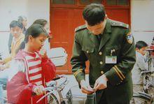 康建泉生前幫學生扣緊車筐