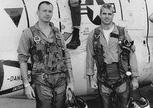 1965年的麥凱恩三世（右）