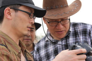 何先球與劉巨德先生寫生