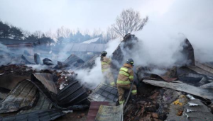 圖為消防人員撲滅局部大火