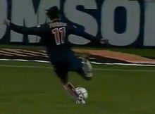 右邊鋒 Fior&egrave;se 送出橫向挑傳