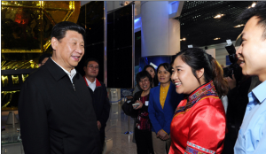 習近平和在展廳參觀的優秀青年代表交談。